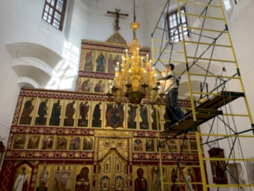 Высотные работы при уборке Храма Иоанна Предтечи